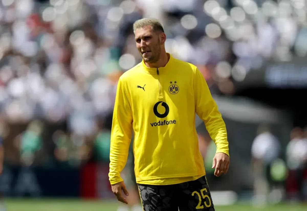 Joueur de Dortmund en tenue d'entraînement sur le terrain Joueur de Dortmund en tenue d'entraînement sur le terrain