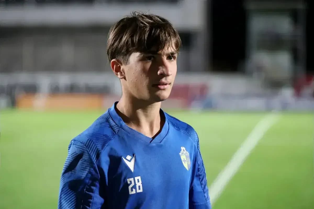 Joueur en tenue bleue sur le terrain de football Joueur en tenue bleue sur le terrain de football