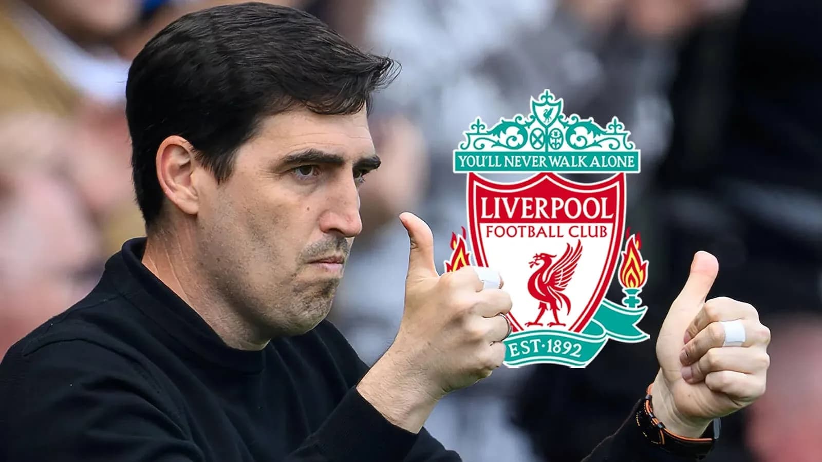 Entraîneur faisant un signe de pouce levé pour Liverpool Entraîneur faisant un signe de pouce levé pour Liverpool