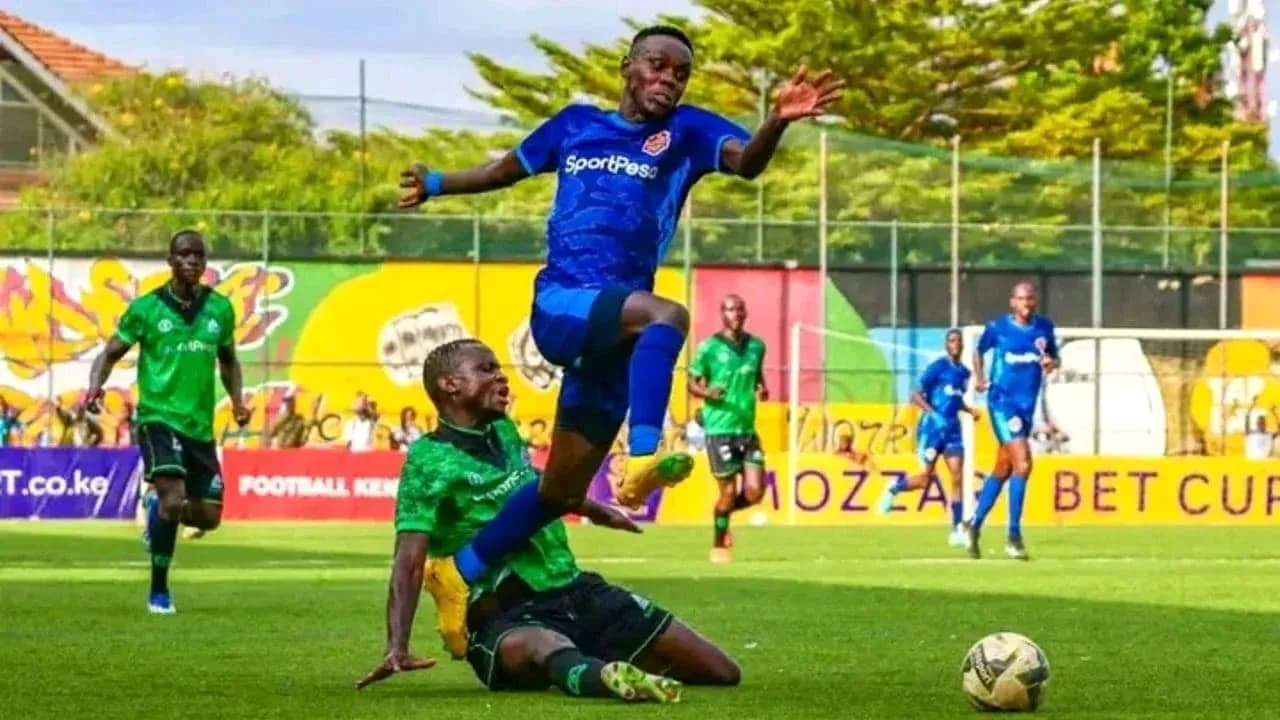 Un joueur saute par-dessus un adversaire au football Un joueur saute par-dessus un adversaire au football