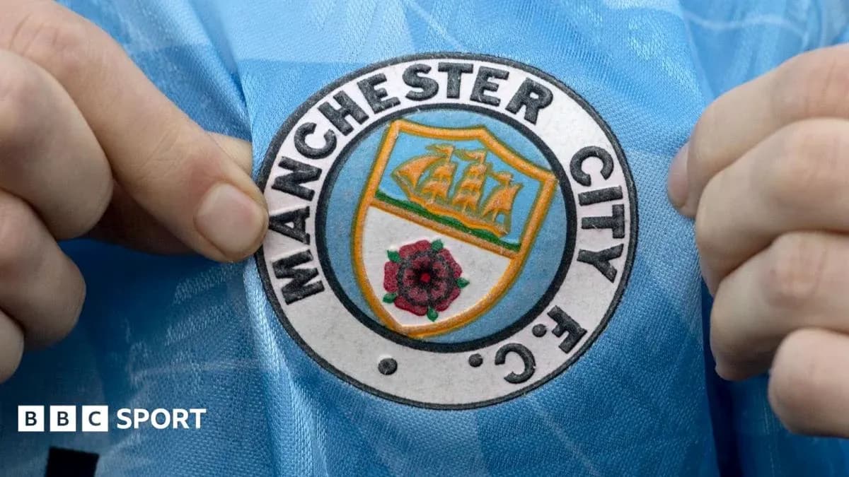 Logo de Manchester City sur un maillot de football Logo de Manchester City sur un maillot de football