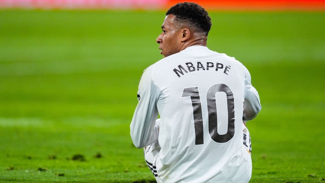Joueur assis sur le terrain, maillot Mbappé 10 Joueur assis sur le terrain, maillot Mbappé 10