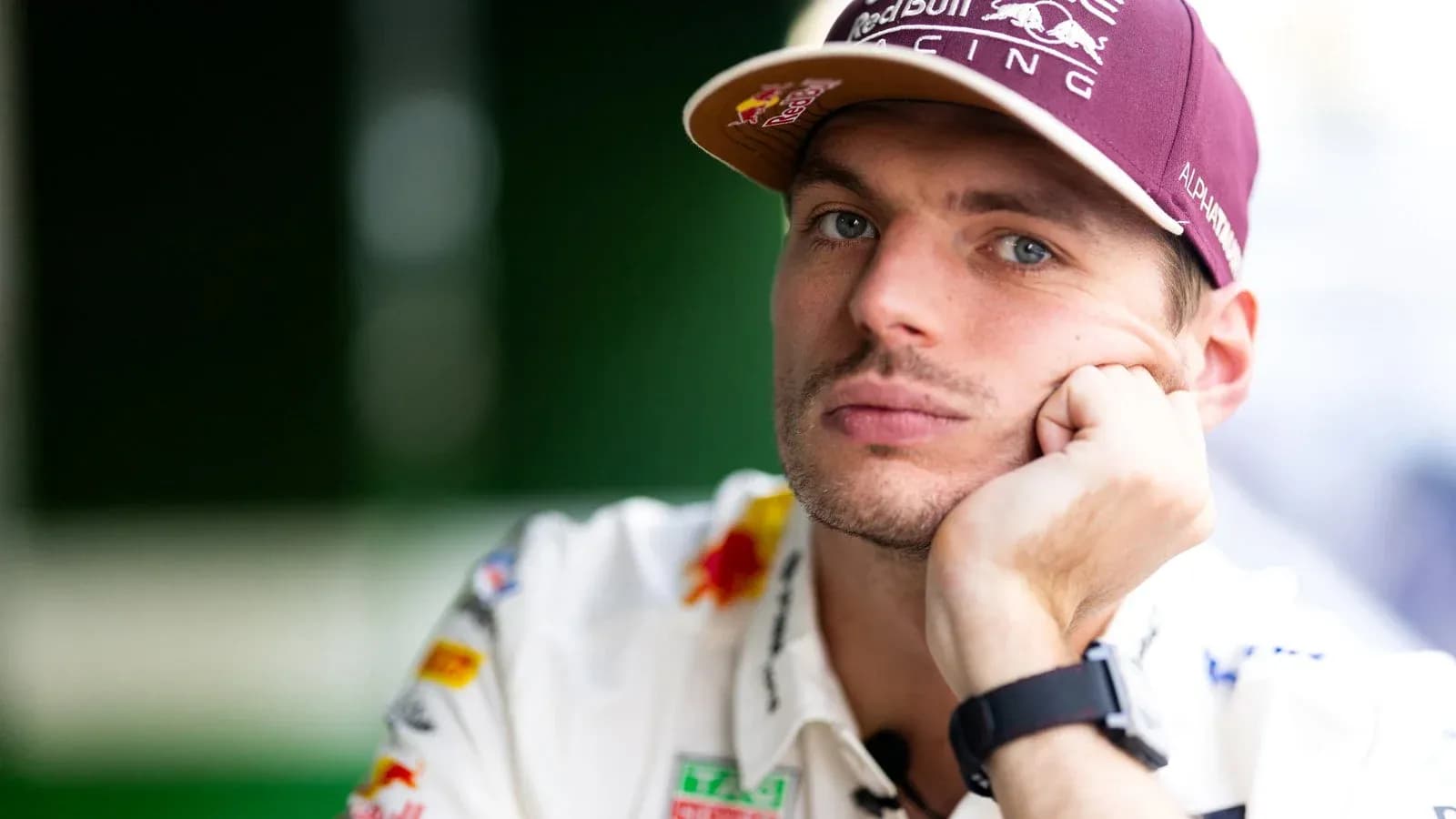 Pilote de Formule 1 en tenue de course réfléchissant Pilote de Formule 1 en tenue de course réfléchissant