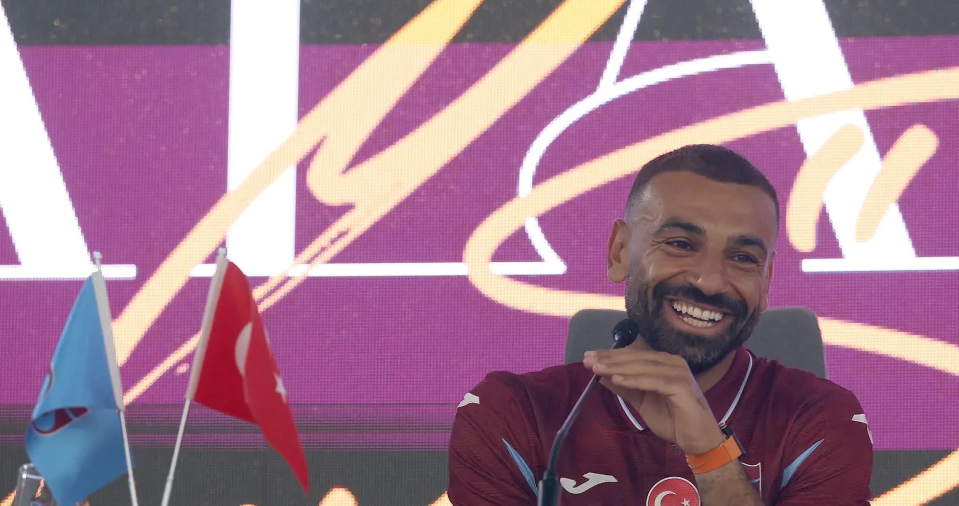 Joueur souriant lors d'une conférence de presse Joueur souriant lors d'une conférence de presse