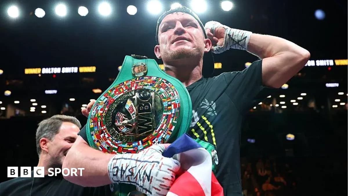 Boxeur célébrant avec ceinture WBC après victoire Boxeur célébrant avec ceinture WBC après victoire