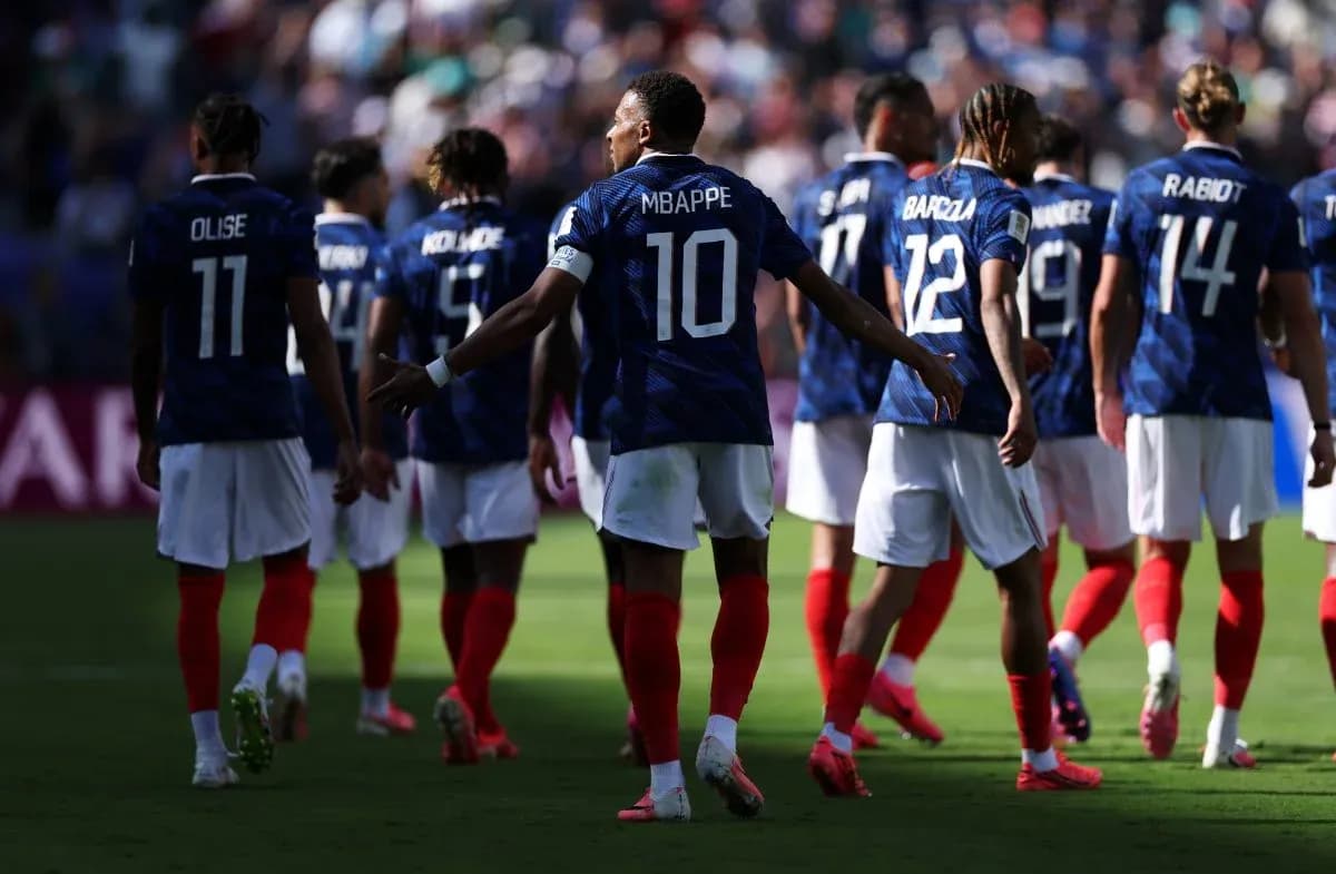 Équipe de France marchant sur le terrain, Mbappé en tête Équipe de France marchant sur le terrain, Mbappé en tête