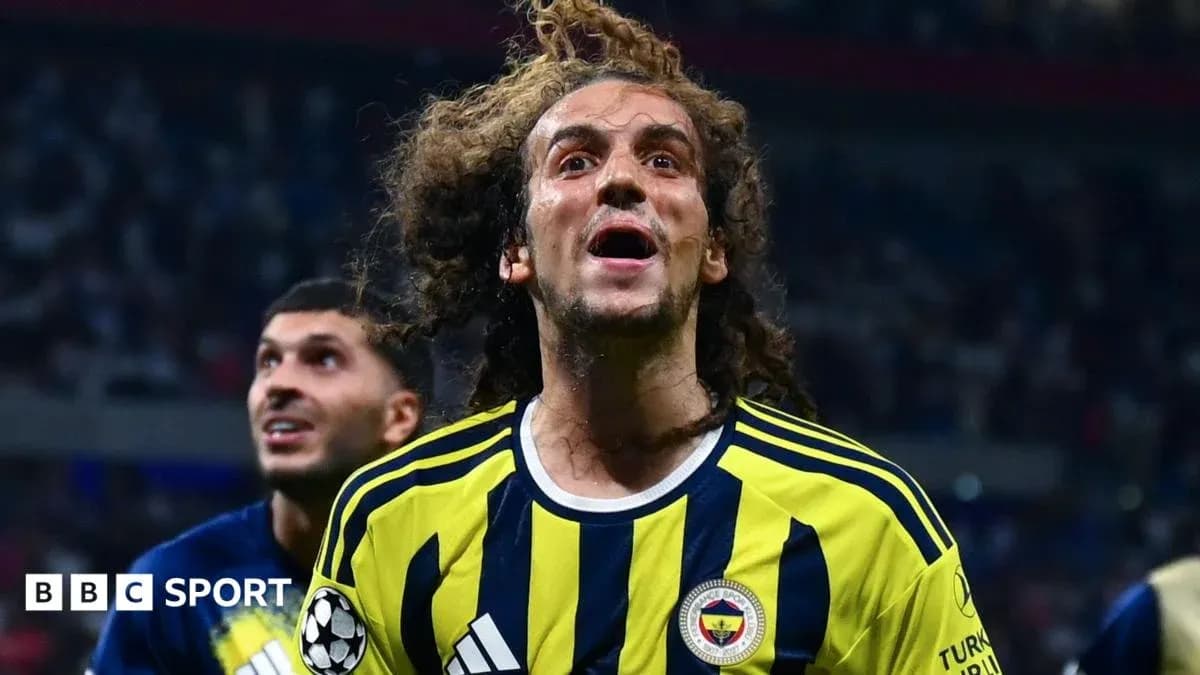 Joueur de Fenerbahçe célébrant un but en match Joueur de Fenerbahçe célébrant un but en match