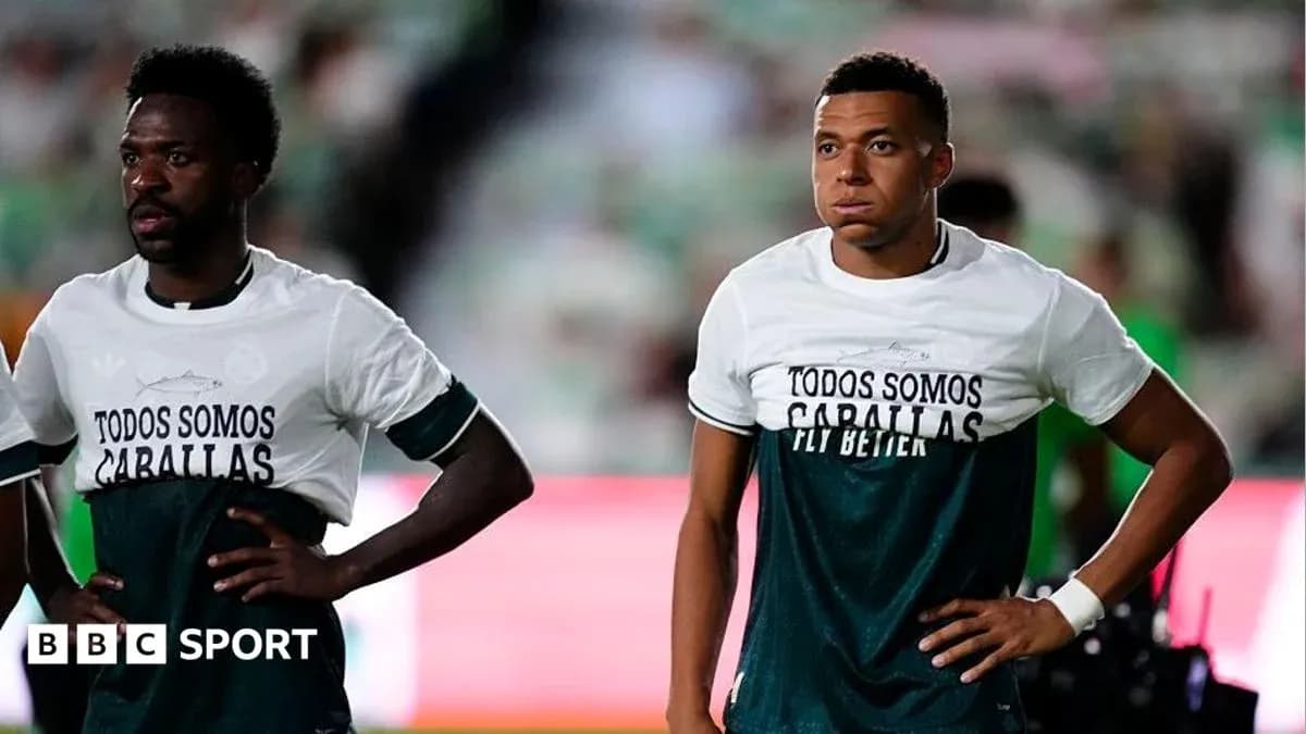 Deux joueurs en tenue d'échauffement sur le terrain Deux joueurs en tenue d'échauffement sur le terrain