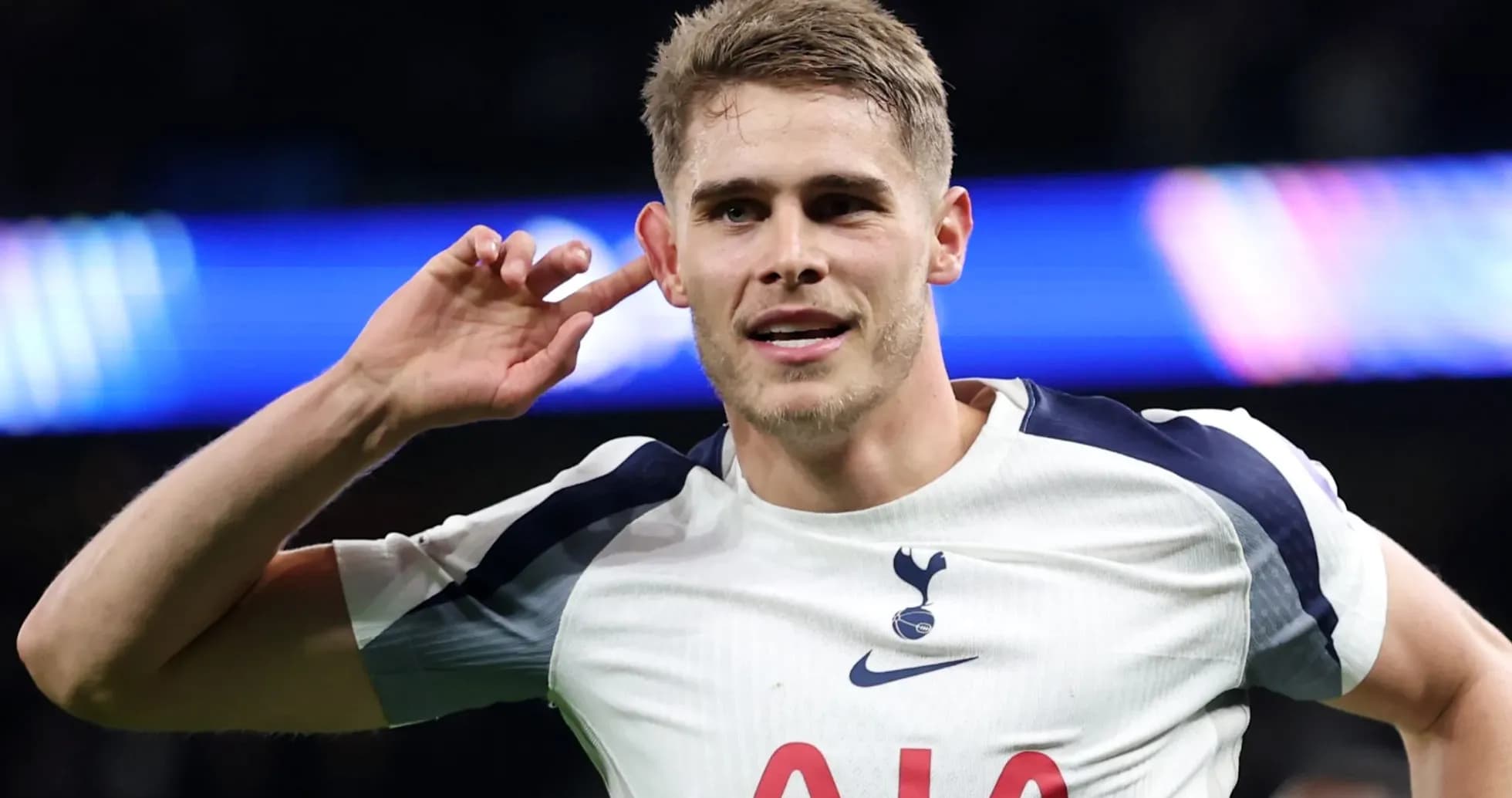 Joueur de Tottenham célébrant un but au stade Joueur de Tottenham célébrant un but au stade
