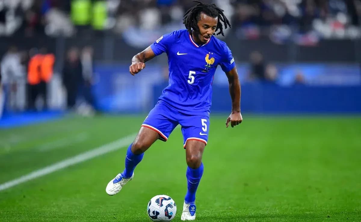 Joueur de l'équipe de France dribblant le ballon Joueur de l'équipe de France dribblant le ballon