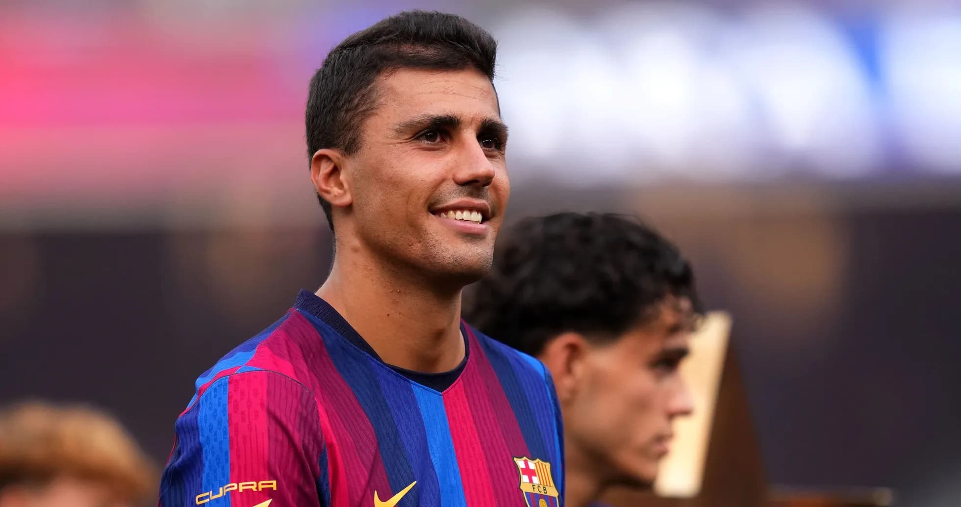 Joueur de Barcelone souriant lors de la cérémonie Joueur de Barcelone souriant lors de la cérémonie