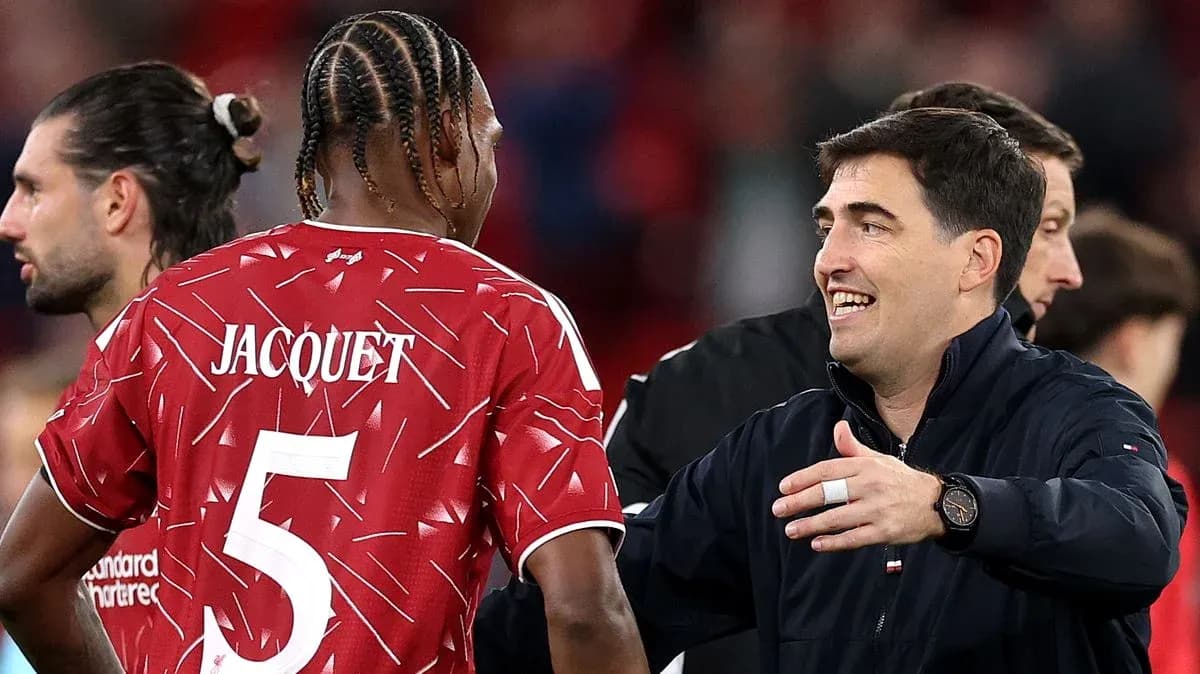 Entraîneur félicitant un joueur après le match Entraîneur félicitant un joueur après le match