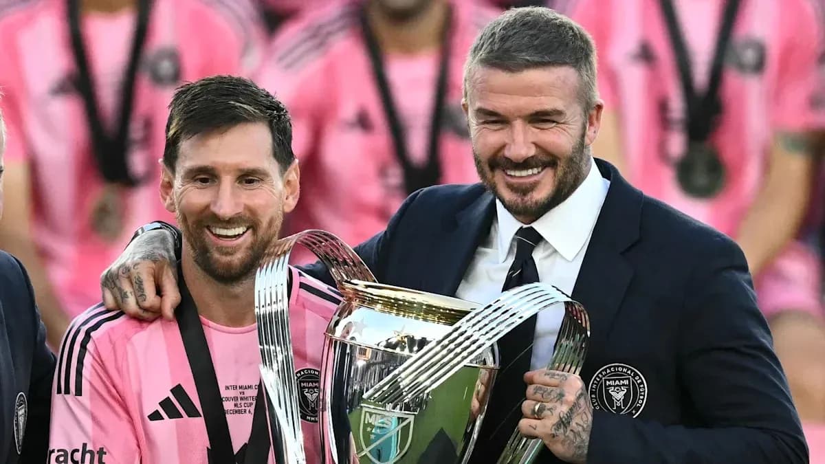 Lionel Messi et David Beckham tenant un trophée Lionel Messi et David Beckham tenant un trophée