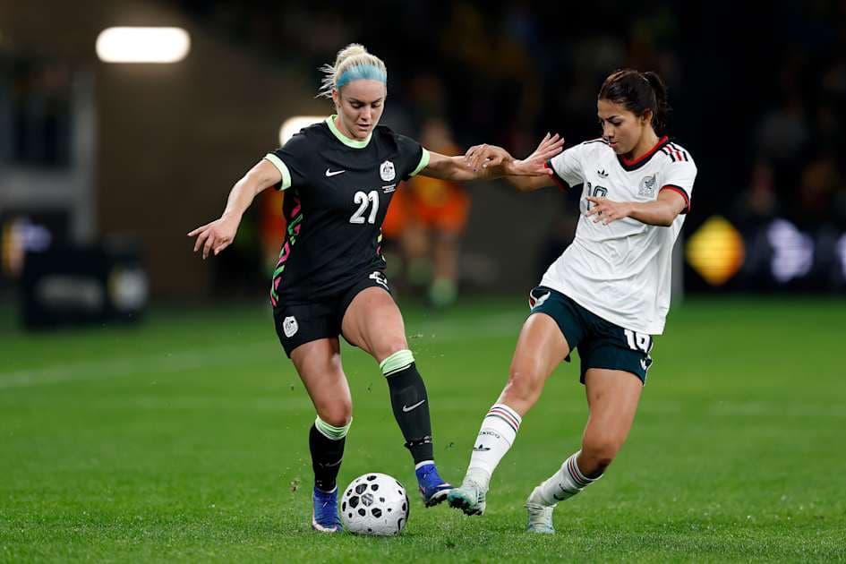 Joueuse américaine dribblant face à une joueuse mexicaine Joueuse américaine dribblant face à une joueuse mexicaine