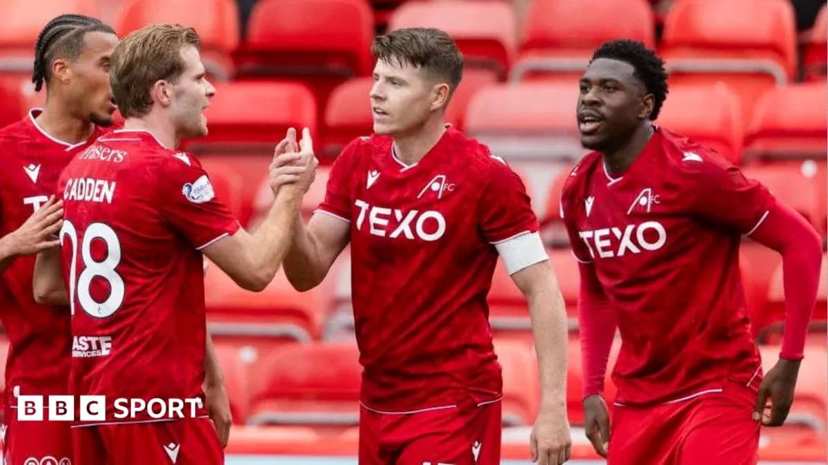 Joueurs d'Aberdeen célébrant un but sur le terrain Joueurs d'Aberdeen célébrant un but sur le terrain
