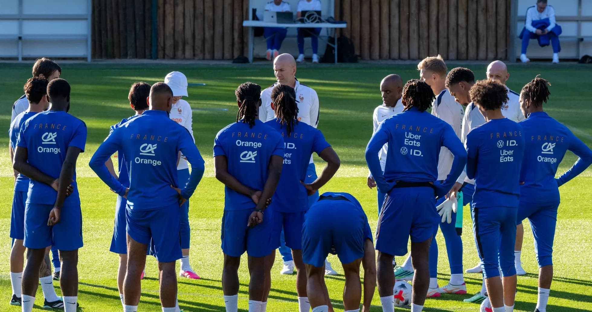 Équipe de France en discussion lors de l'entraînement Équipe de France en discussion lors de l'entraînement