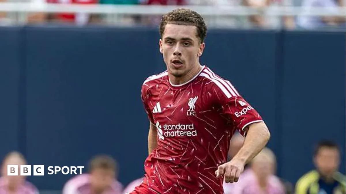 Joueur de Liverpool courant sur le terrain de football Joueur de Liverpool courant sur le terrain de football