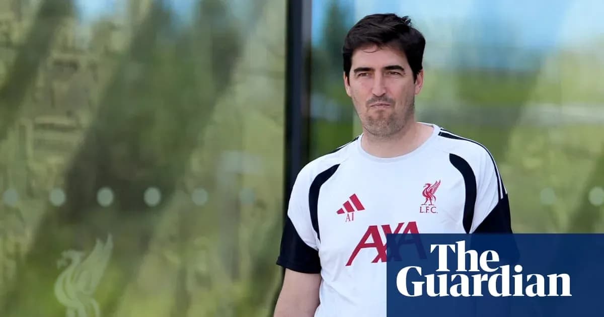 Person portant un maillot de Liverpool à l'extérieur Person portant un maillot de Liverpool à l'extérieur