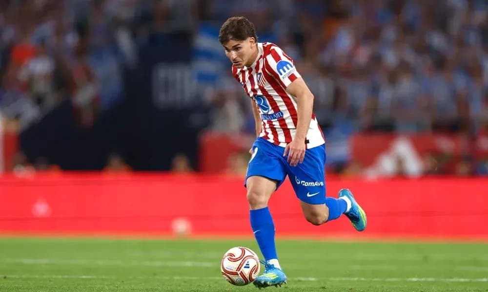 Joueur d'Atlético Madrid en action sur le terrain Joueur d'Atlético Madrid en action sur le terrain