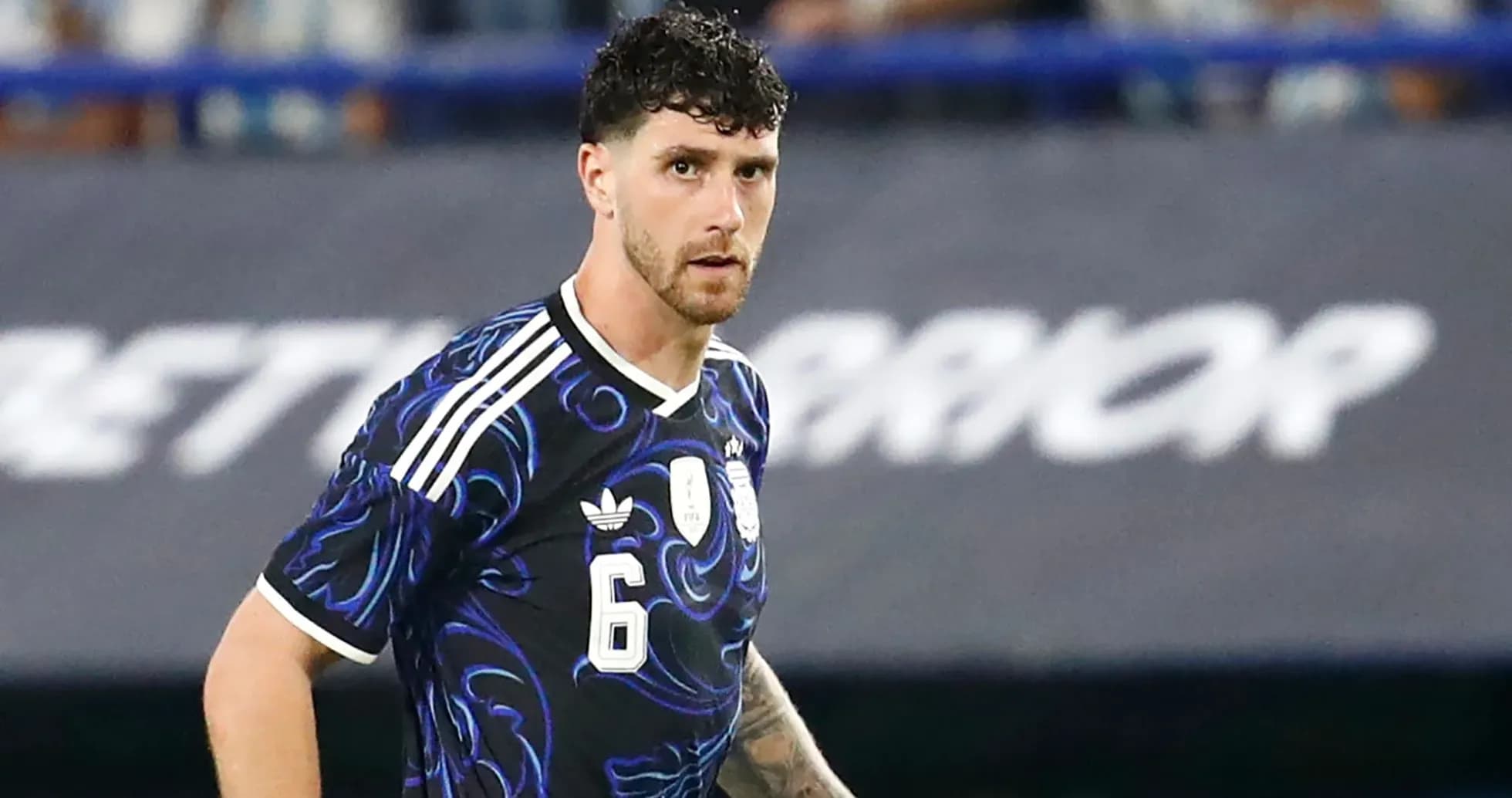 Joueur en maillot de l'équipe nationale sur le terrain Joueur en maillot de l'équipe nationale sur le terrain