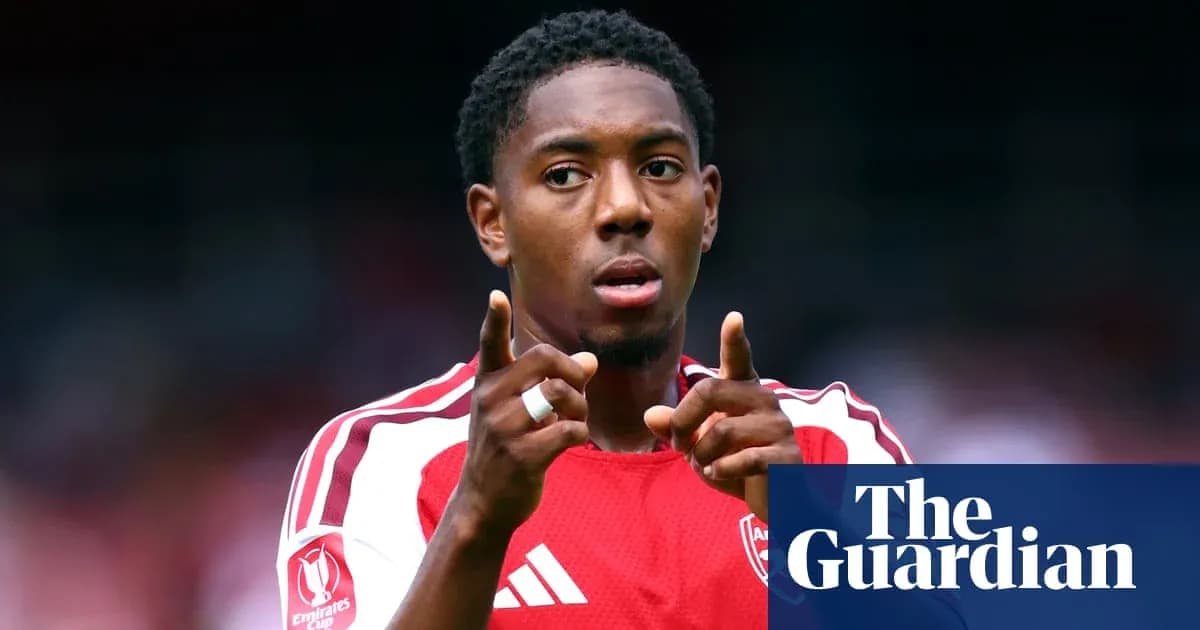 Joueur d'Arsenal indiquant un point de vue pendant le match Joueur d'Arsenal indiquant un point de vue pendant le match