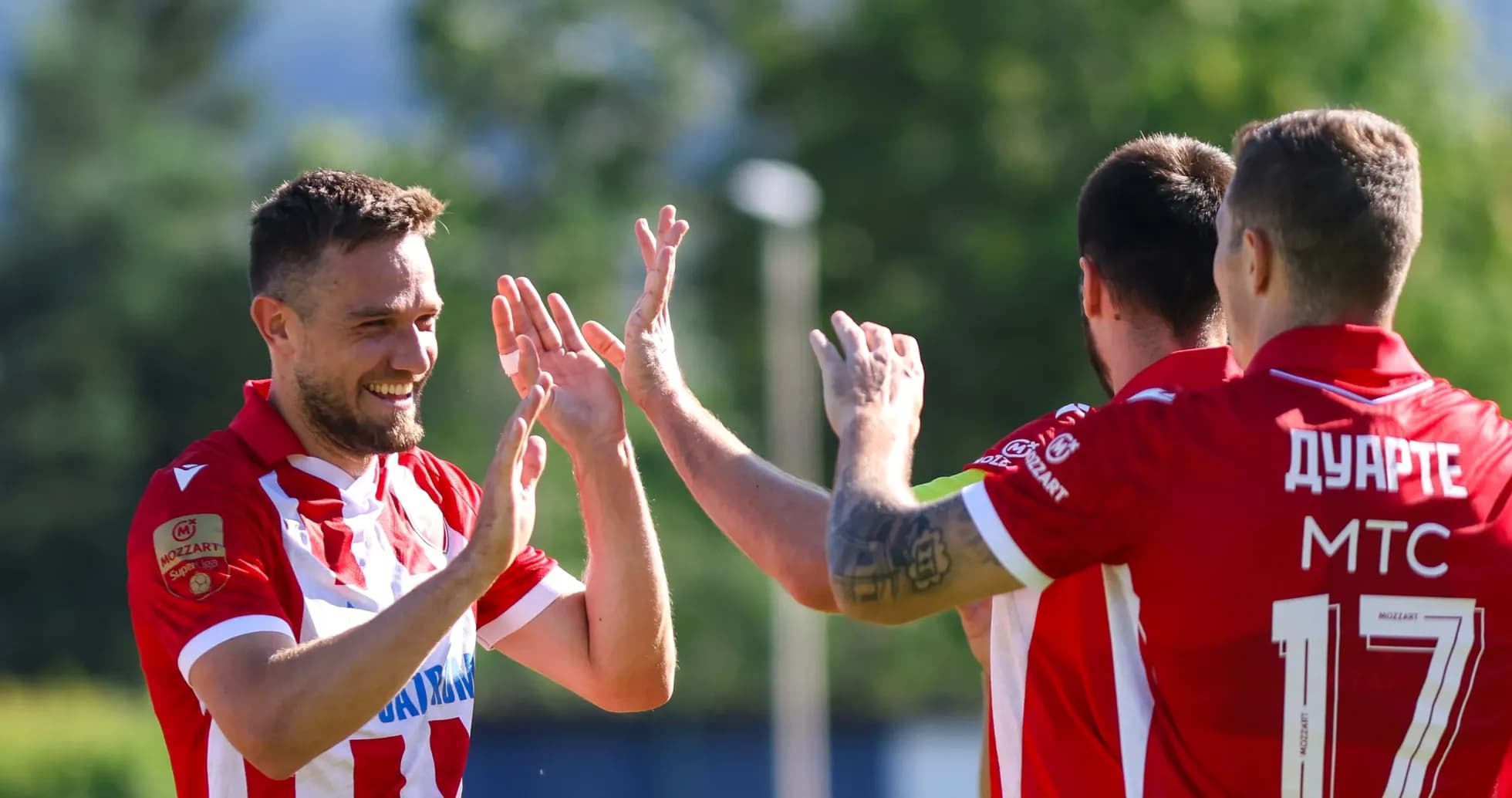 Joueurs de FK Crvena Zvezda célébrant un but Joueurs de FK Crvena Zvezda célébrant un but