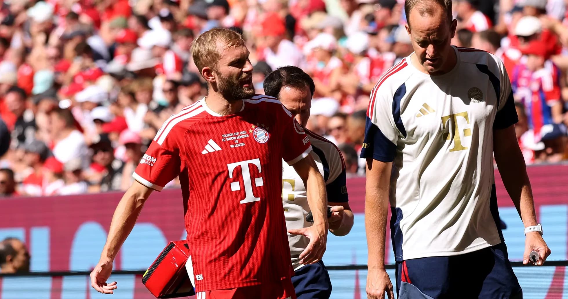Joueur de Bayern Munich avec un kinésithérapeute sur le terrain Joueur de Bayern Munich avec un kinésithérapeute sur le terrain