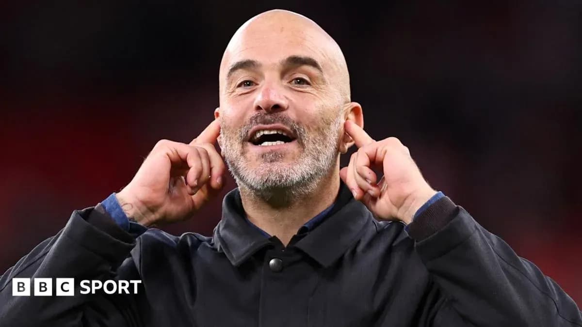 Entraîneur faisant un geste aux supporters après le match Entraîneur faisant un geste aux supporters après le match