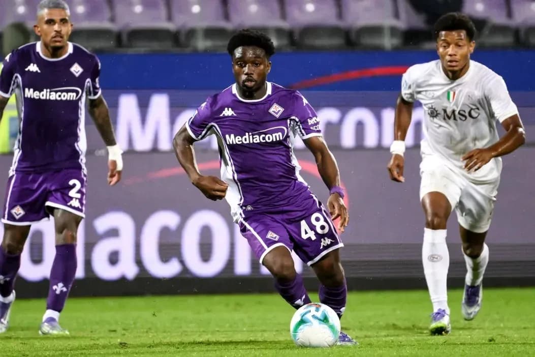 Joueur de la Fiorentina dribblant avec le ballon Joueur de la Fiorentina dribblant avec le ballon