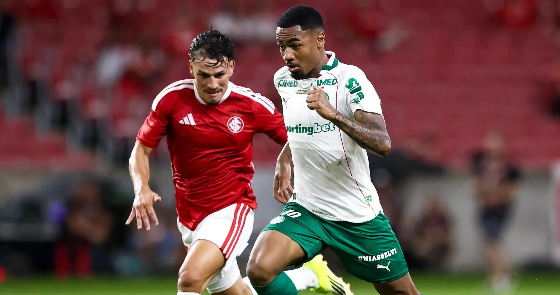 Joueur en maillot vert courant avec le ballon Joueur en maillot vert courant avec le ballon