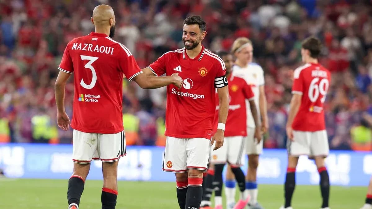 Deux joueurs de Manchester United se félicitent sur le terrain Deux joueurs de Manchester United se félicitent sur le terrain