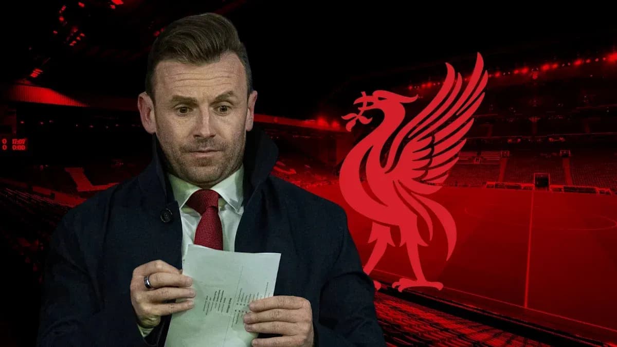 Homme lisant des notes au stade de Liverpool Homme lisant des notes au stade de Liverpool