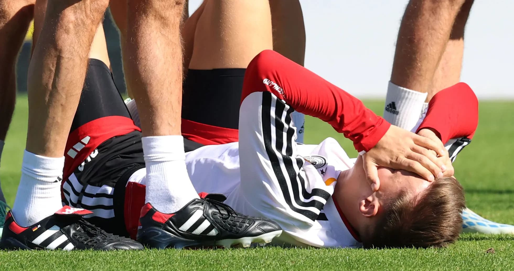 Joueur blessé au sol lors d'un entraînement Joueur blessé au sol lors d'un entraînement
