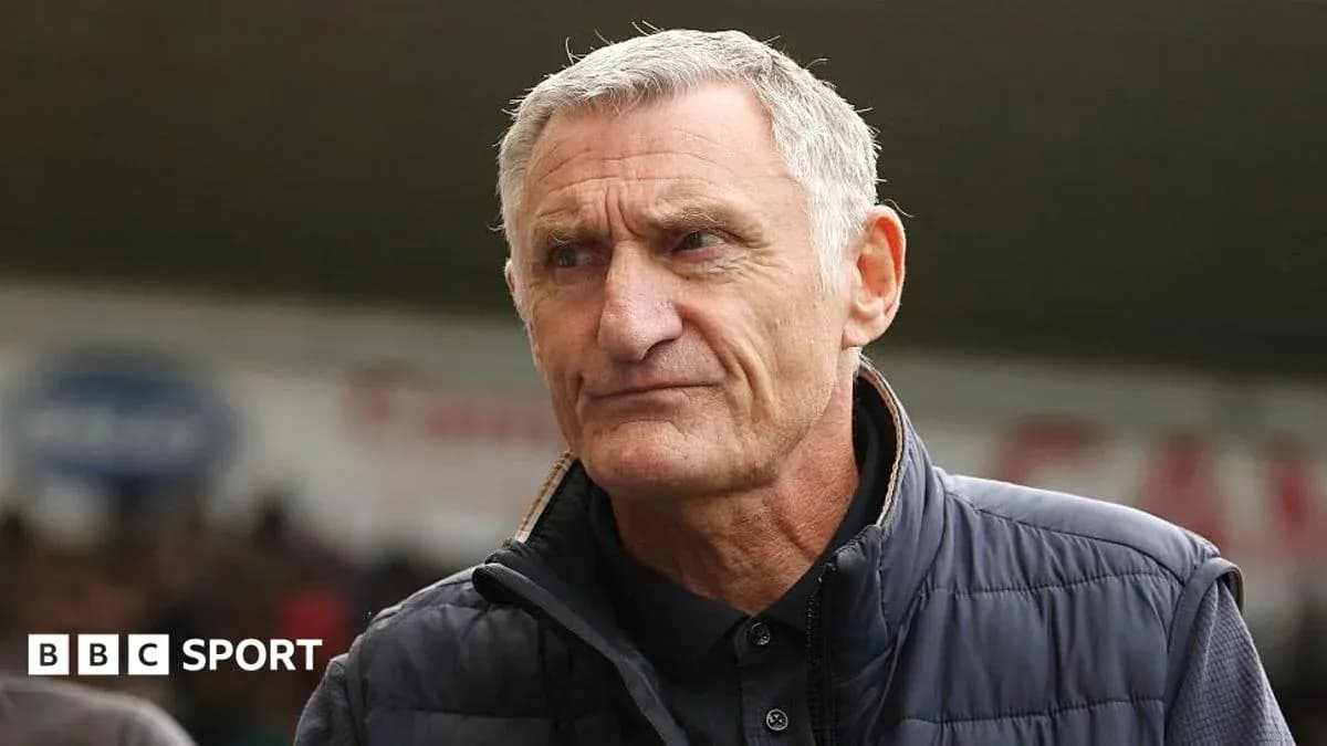 Entraîneur observant le match depuis la ligne de touche Entraîneur observant le match depuis la ligne de touche
