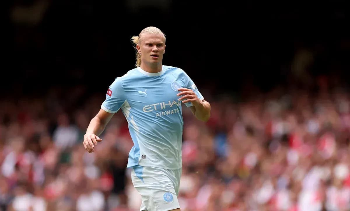 Joueur de Manchester City courant sur le terrain Joueur de Manchester City courant sur le terrain