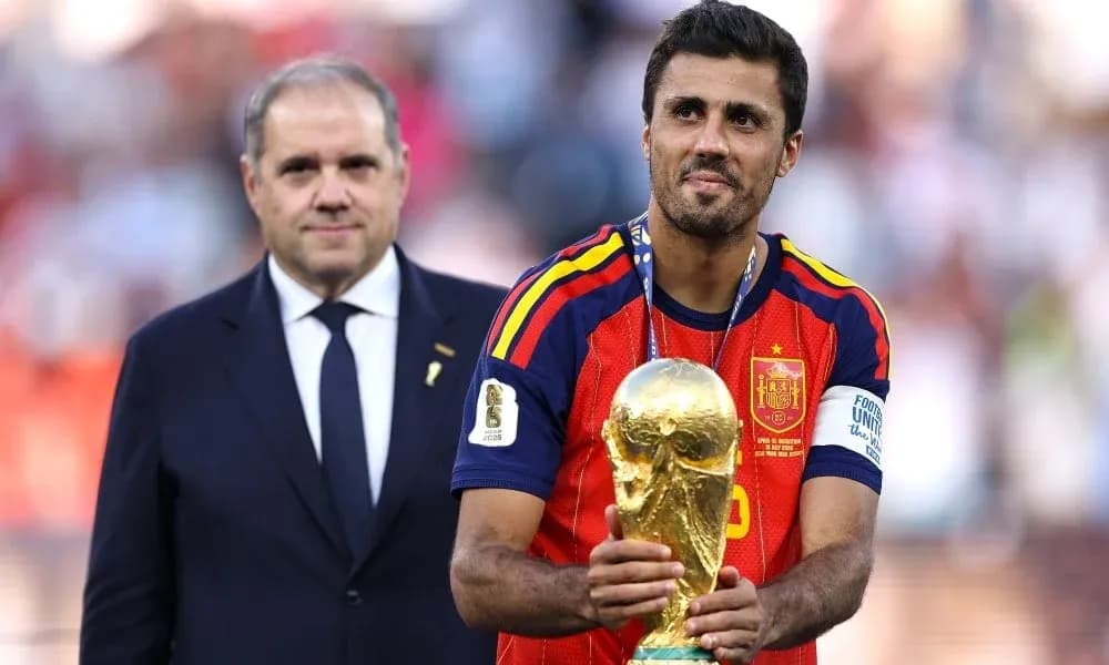Joueur espagnol tenant la Coupe du Monde Joueur espagnol tenant la Coupe du Monde
