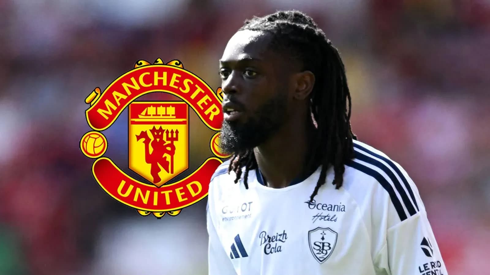 Joueur avec le logo de Manchester United en arrière-plan Joueur avec le logo de Manchester United en arrière-plan