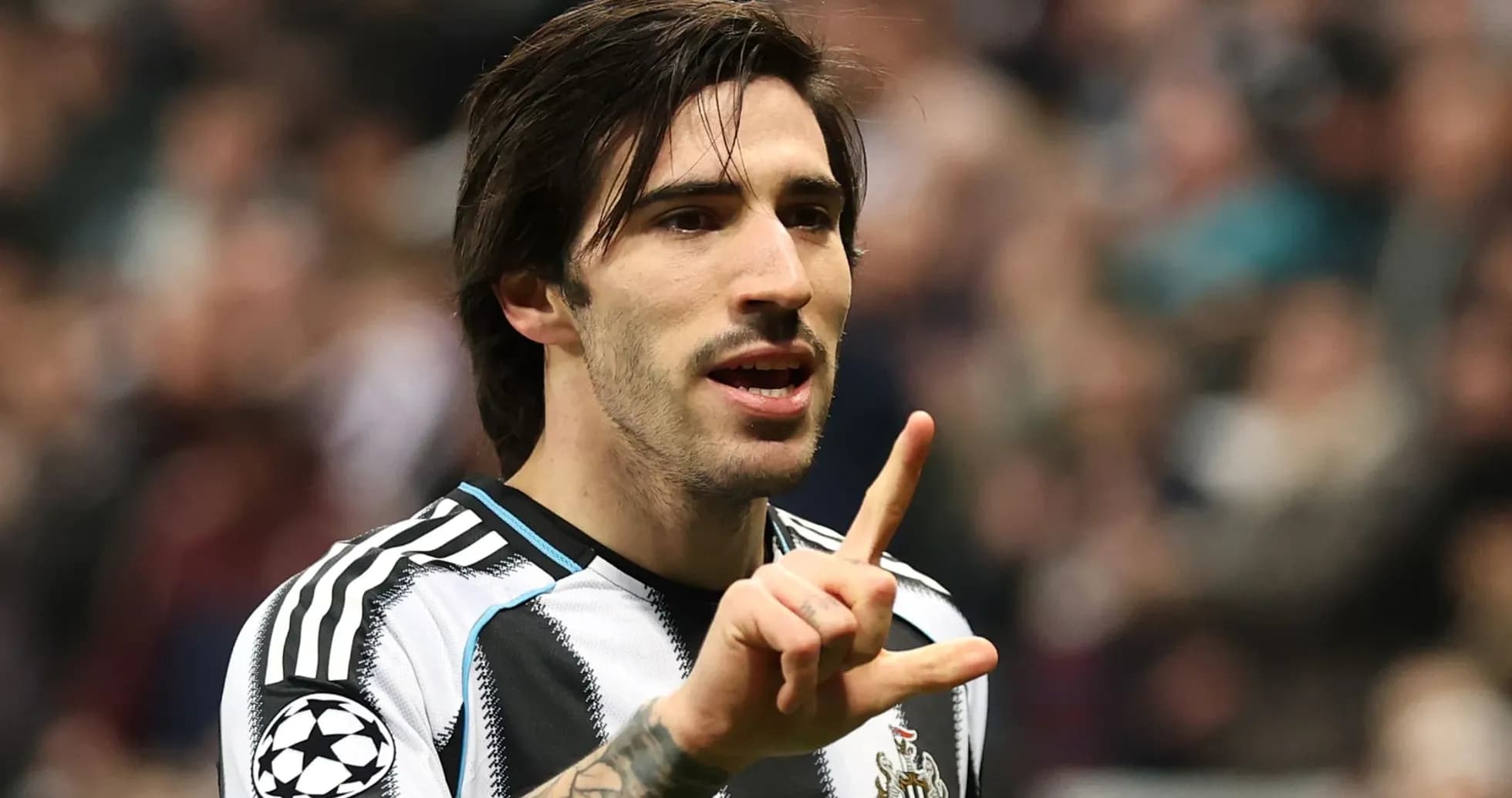 Joueur de Newcastle faisant un geste de célébration Joueur de Newcastle faisant un geste de célébration