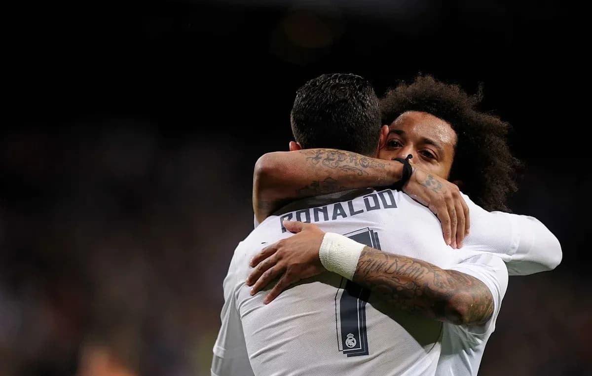 Cristiano Ronaldo et Marcelo s'enlaçant après un but Cristiano Ronaldo et Marcelo s'enlaçant après un but