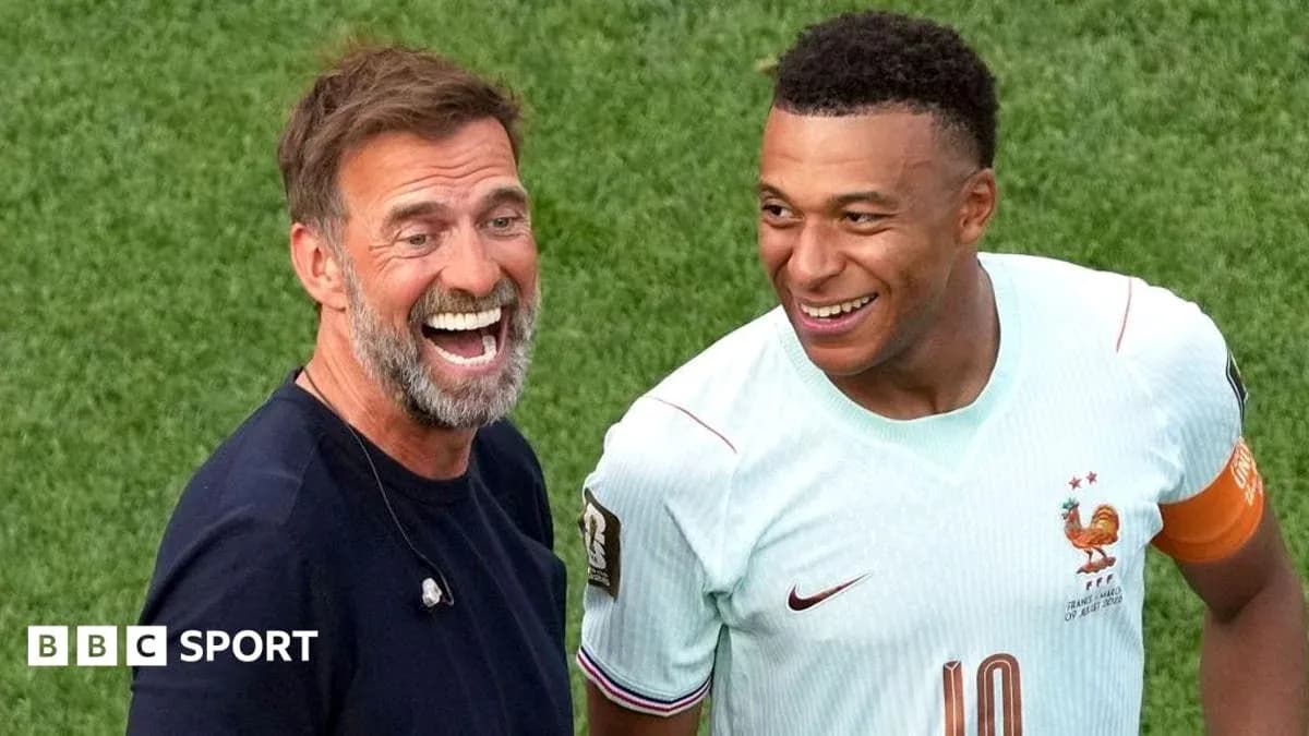 Entraîneur et joueur souriant sur le terrain Entraîneur et joueur souriant sur le terrain