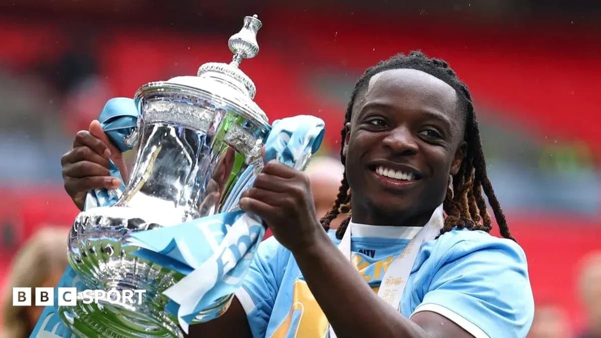 Joueur célébrant avec le trophée à Wembley Joueur célébrant avec le trophée à Wembley
