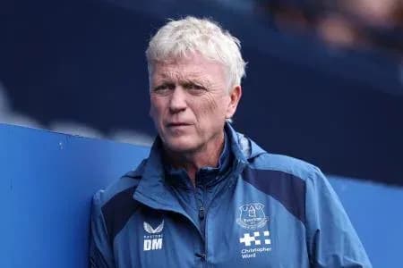 Entraîneur observant le match depuis la touche Entraîneur observant le match depuis la touche