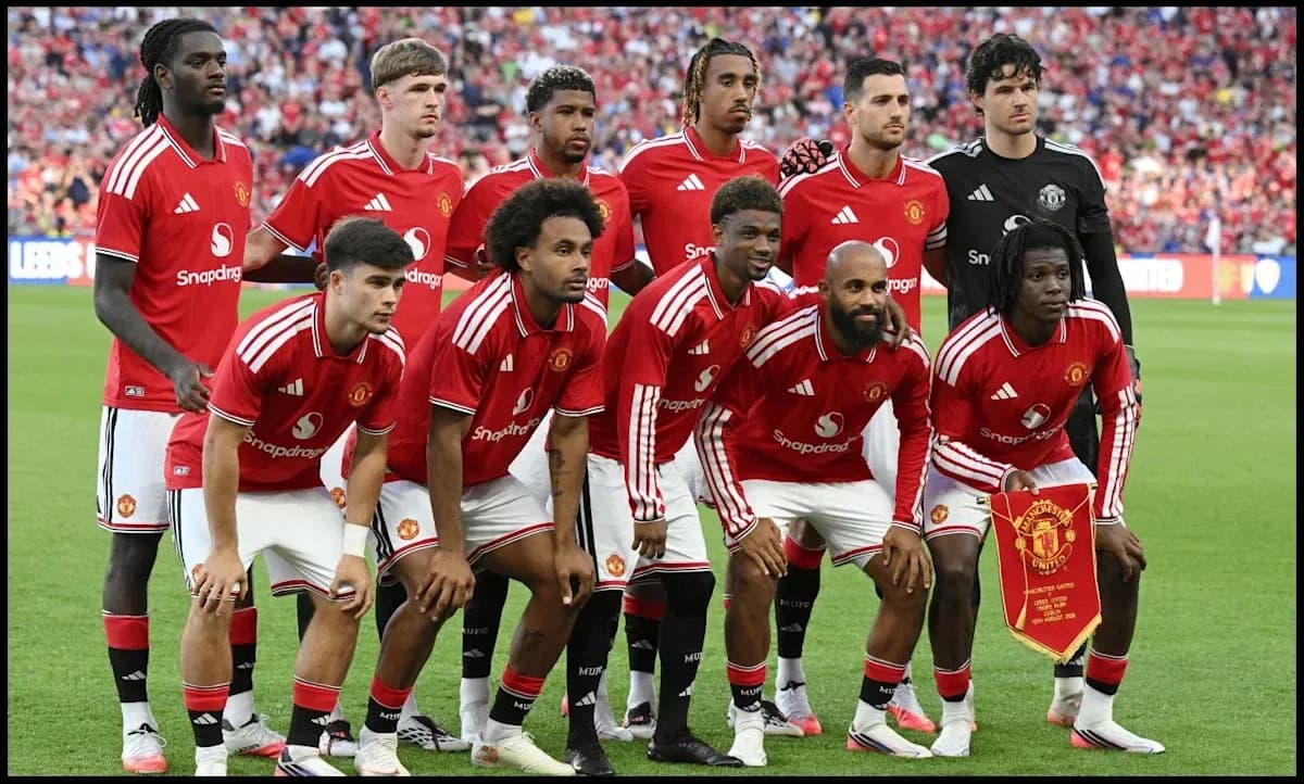 Équipe de Manchester United posant sur le terrain Équipe de Manchester United posant sur le terrain