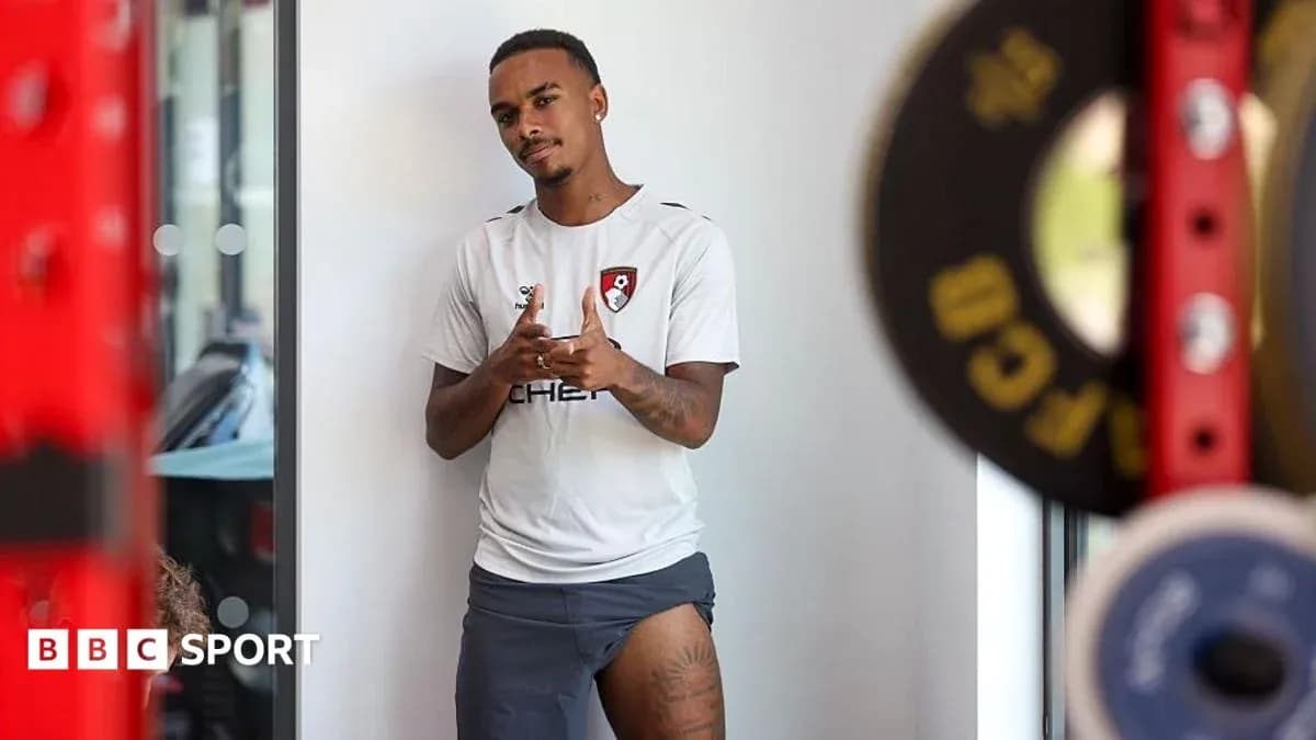 Joueur de Bournemouth posant dans une salle de sport Joueur de Bournemouth posant dans une salle de sport