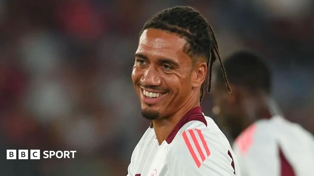 Joueur souriant en tenue de football sur le terrain Joueur souriant en tenue de football sur le terrain
