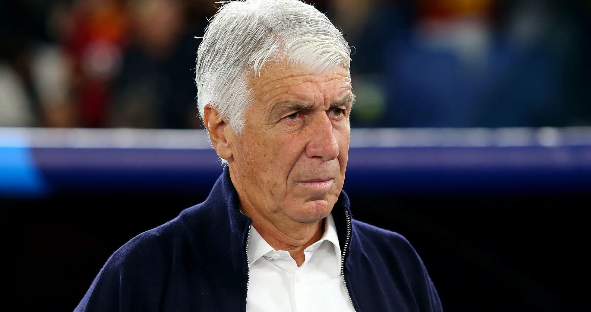 Entraîneur observant le match depuis la ligne de touche Entraîneur observant le match depuis la ligne de touche