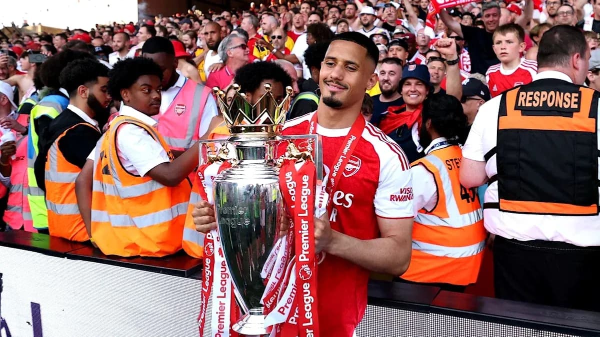 Joueur d'Arsenal tenant le trophée de la Premier League Joueur d'Arsenal tenant le trophée de la Premier League