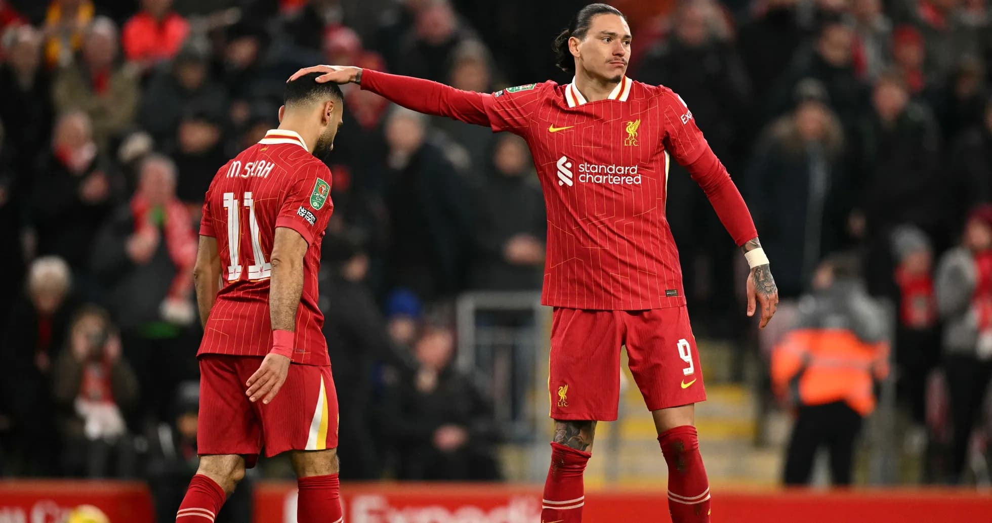 Joueurs de Liverpool se réconfortant sur le terrain Joueurs de Liverpool se réconfortant sur le terrain