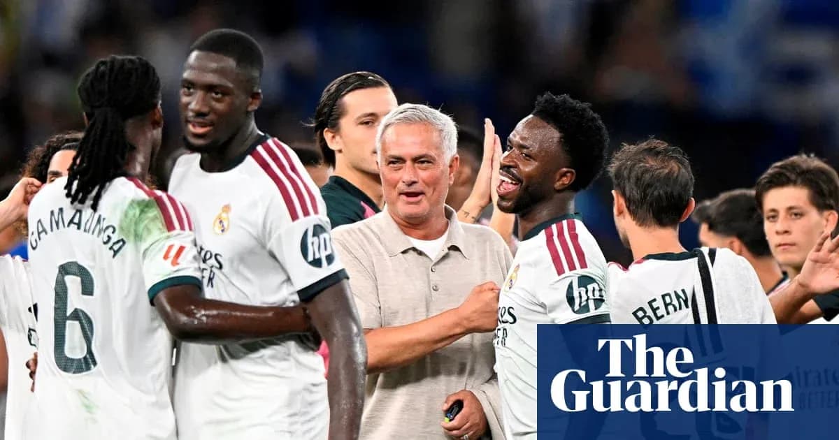 Joueurs du Real Madrid célébrant avec l'entraîneur Joueurs du Real Madrid célébrant avec l'entraîneur