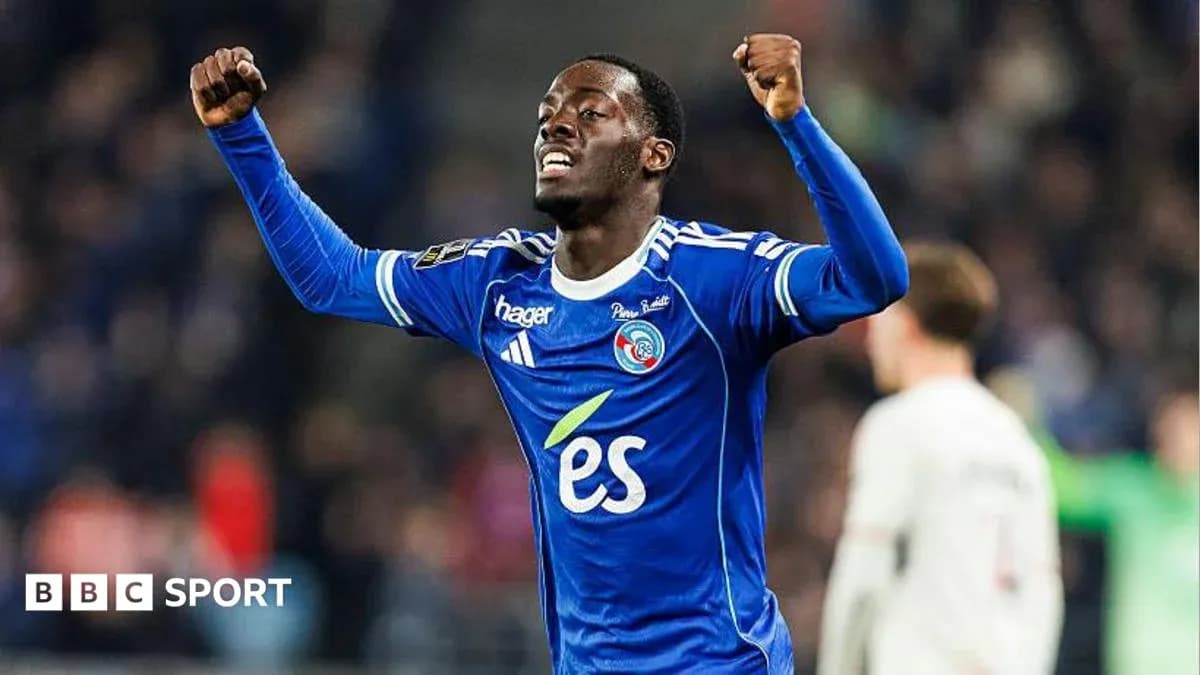 Joueur célébrant un but avec les bras levés Joueur célébrant un but avec les bras levés